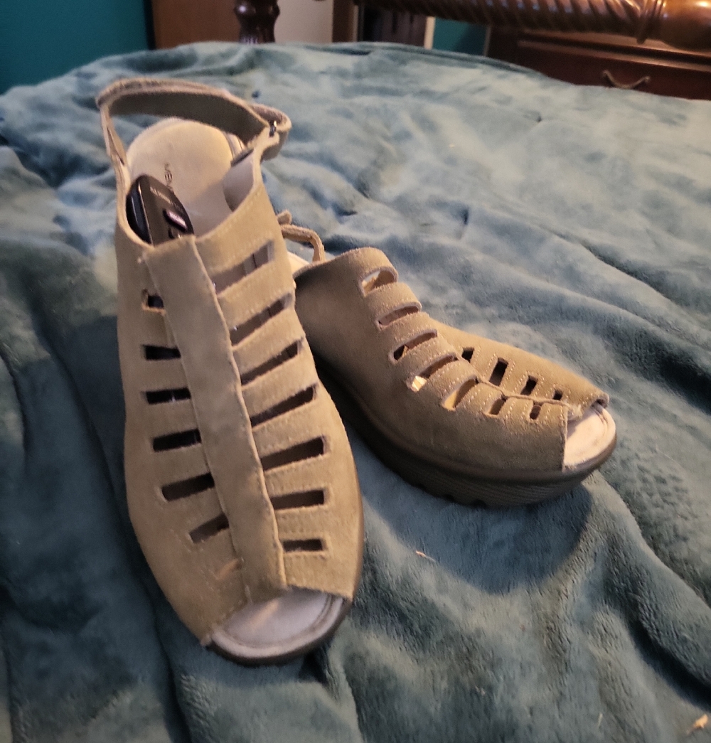 Sketchers Slingback Cutout Sandals in Tan